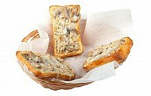 Хлеб и брускетта Брускетта с грибами и луком