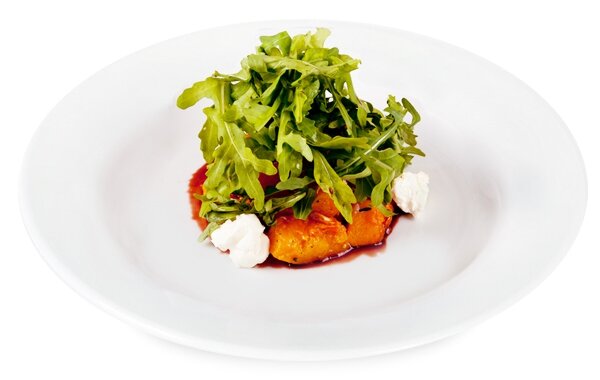 Заказать Салат с печеной тыквой, сливочном сыром, рукколой, фрилисом и соусом вальполичелло