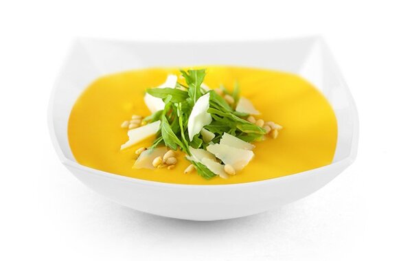 Заказать Тыквенный крем-суп с пикантной рукколой, пармезаном и кедровыми орешками